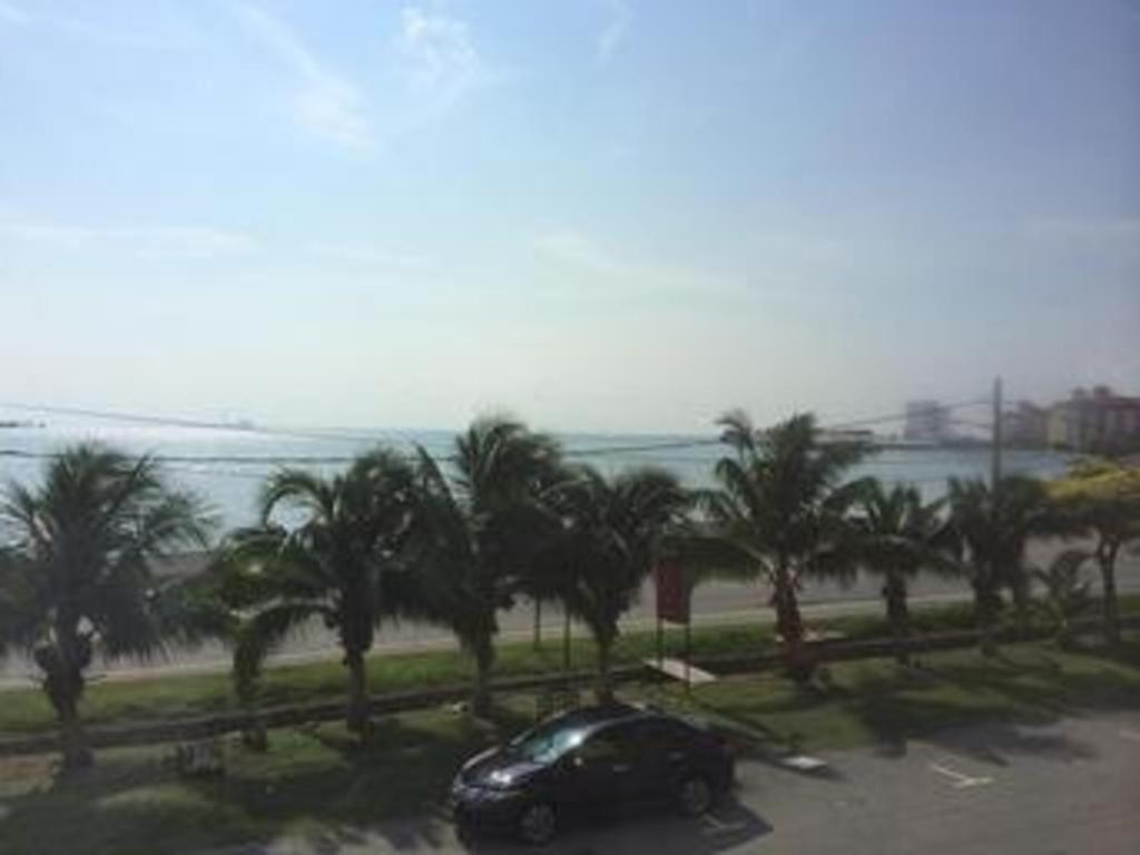 Sea Front Hotel Петалинг Джая Екстериор снимка