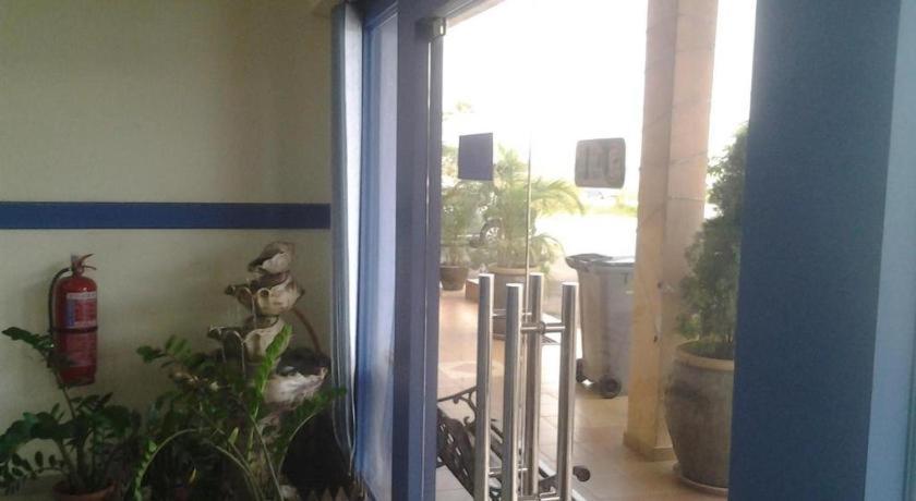 Sea Front Hotel Петалинг Джая Екстериор снимка